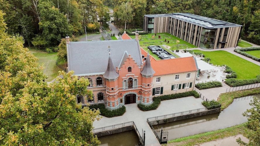 Roze Kasteel van het Land van Ooit is nu Kasteel Steenenburg