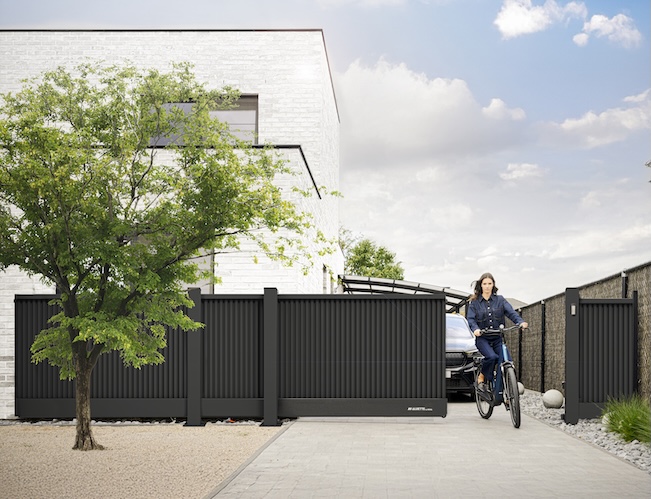 Aluette 25 jaar - Verfijnde restyling aluminium schuifpoort, met nieuwe vullingen